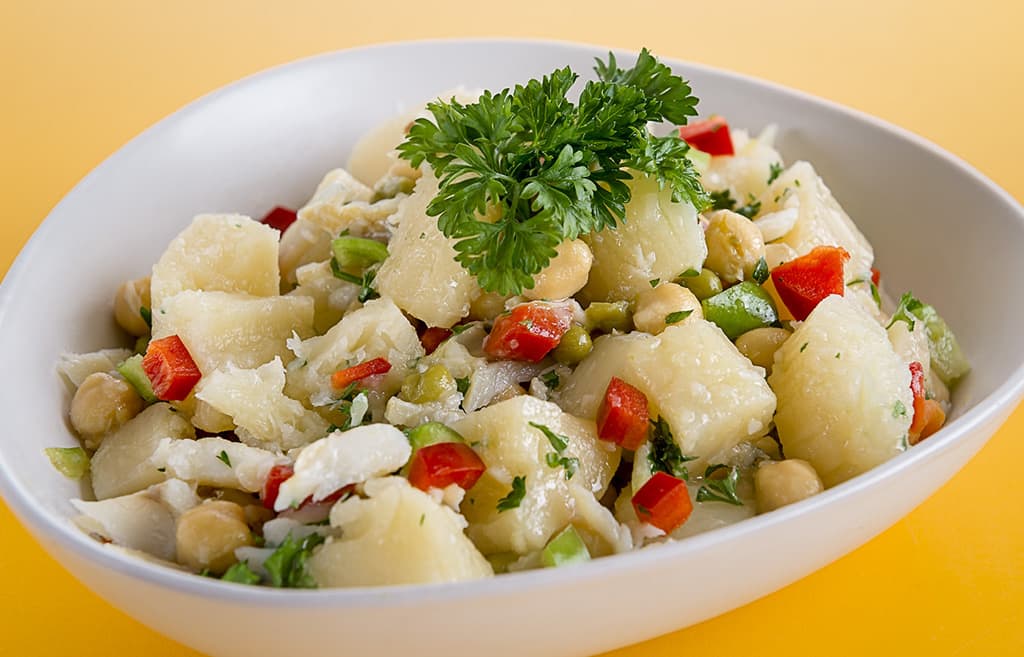 ENSALADA DE YUCA Y BACALAO